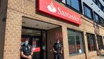 Thousands of Dollars Stolen from Santander Bank ATM, Police Allowed Suspects to Walk